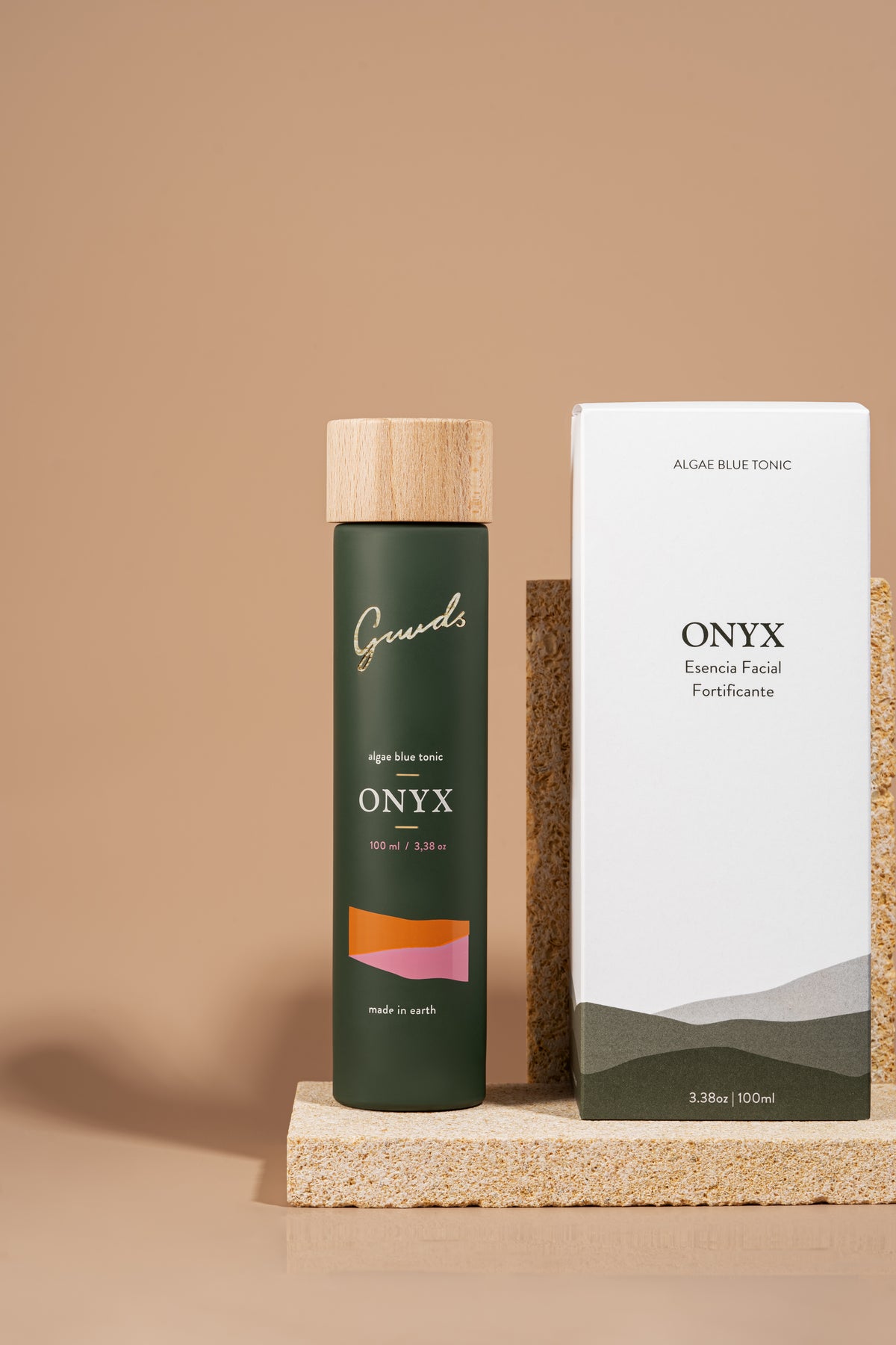 Tónico azul Onyx GUUDS aplicado en rutina facial